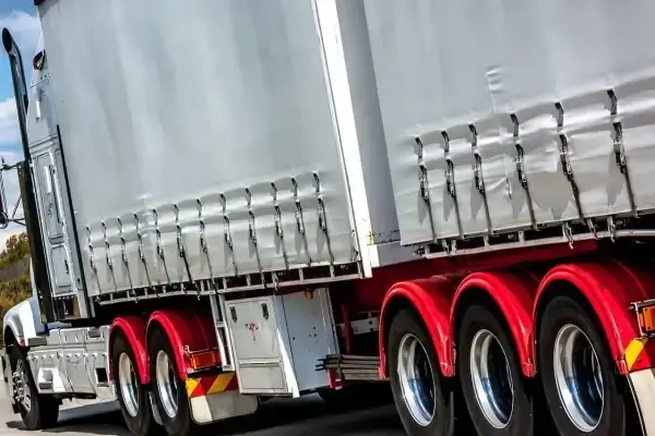 Freight truck towing a multi-axle trailer, representing Smarter Towing’s technology for long-haul reliability and real-time trailer monitoring.